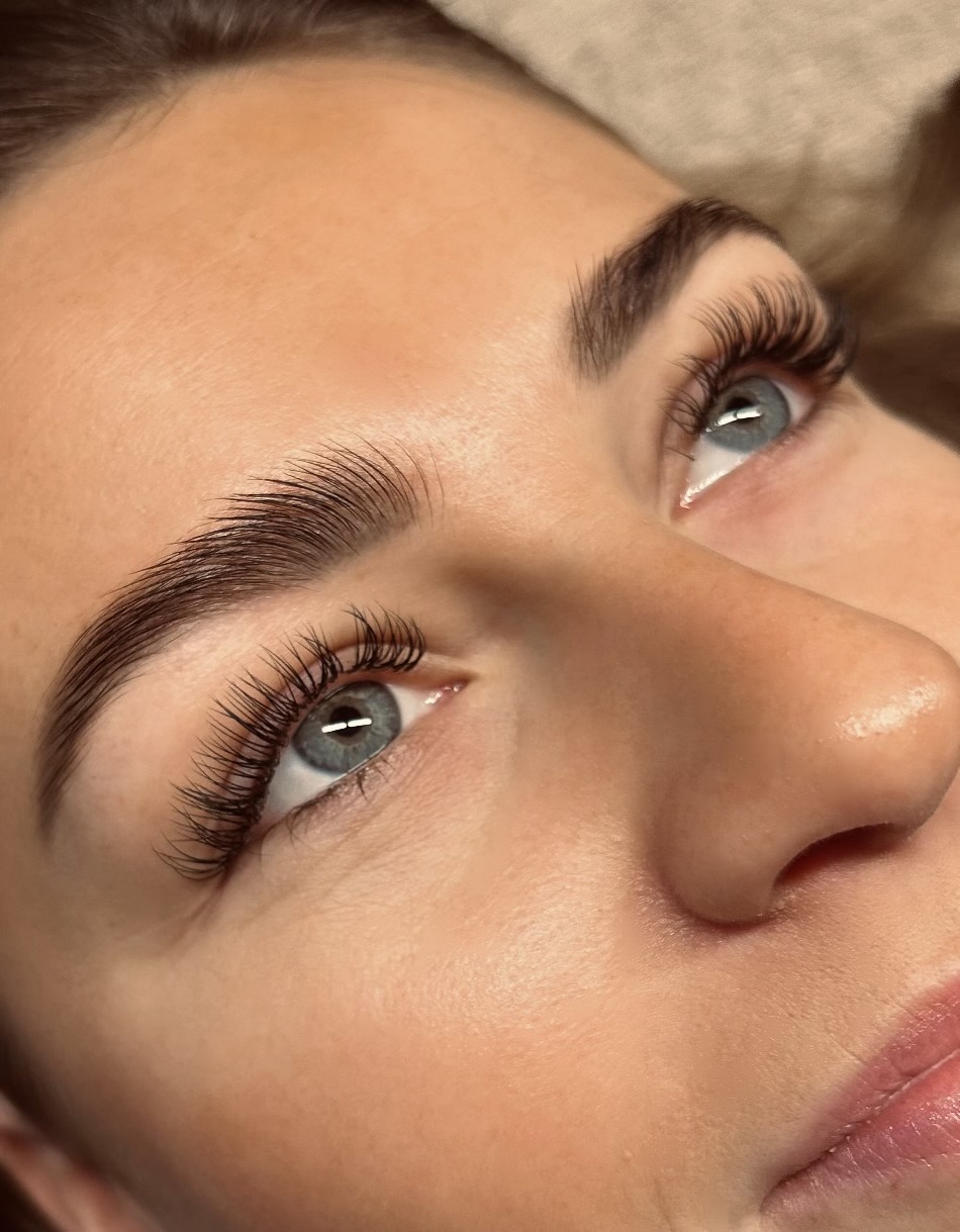 Close-up van gelifte wimpers en strakke wenkbrauwen