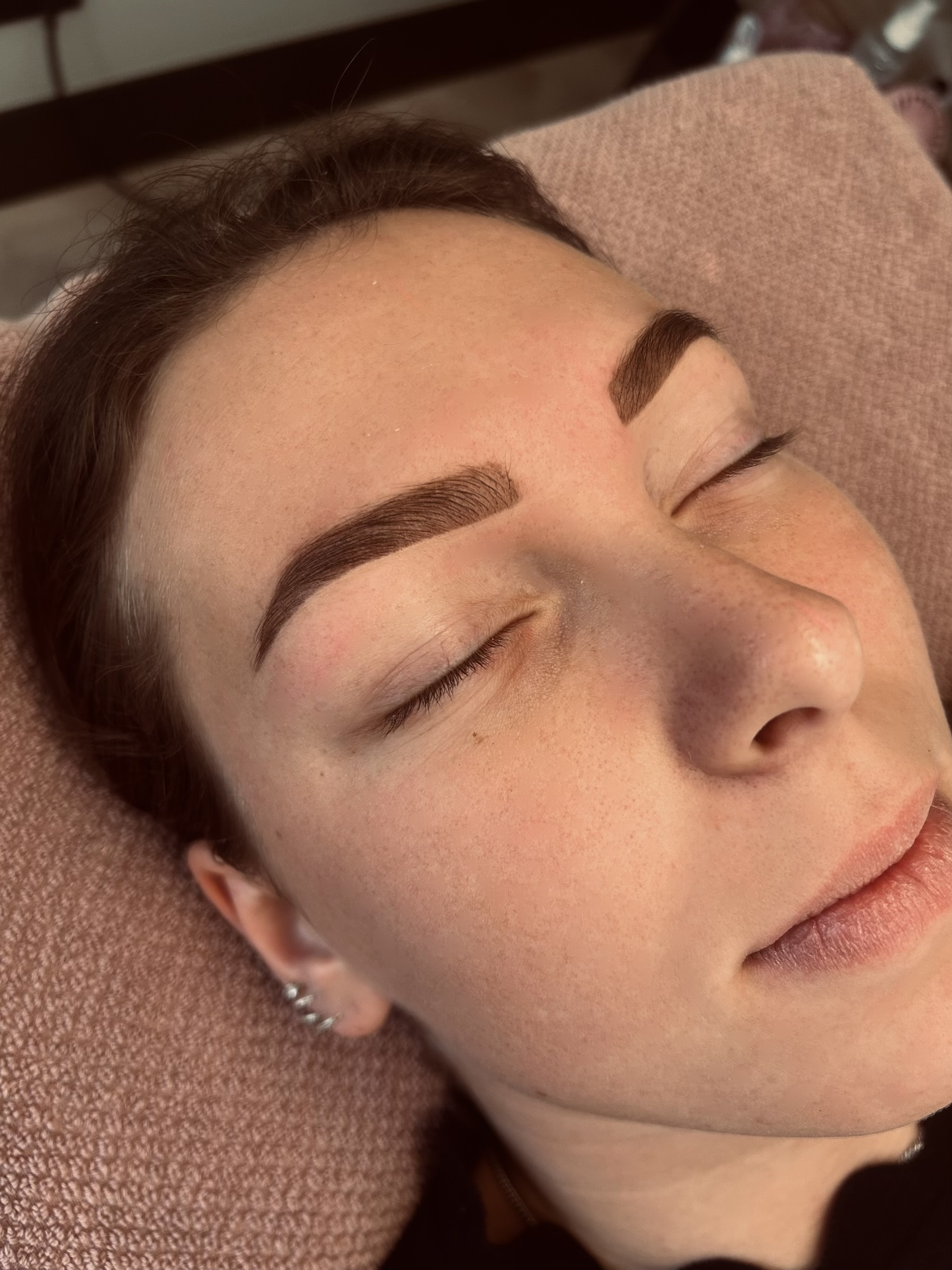 Klant ontspannen op de behandelstoel met nieuwe brows