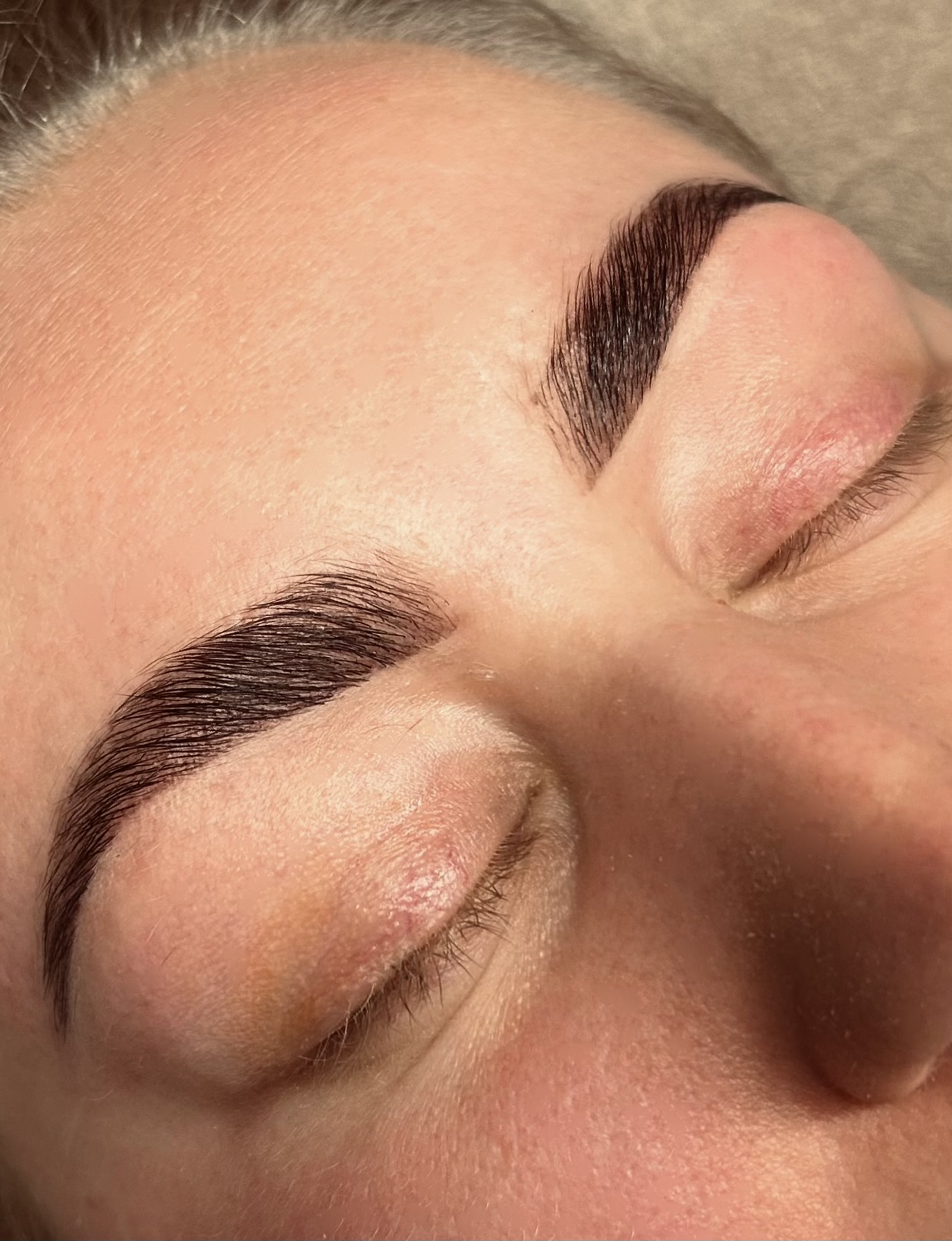Wenkbrauwen gevormd en geverfd met Hybrid tint