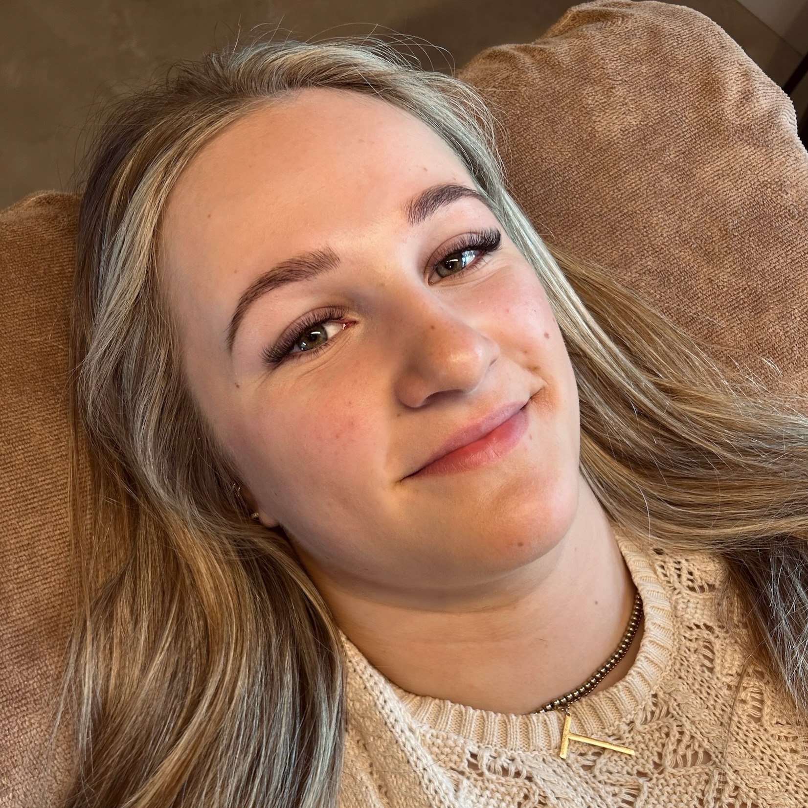 Tevreden klant met nieuwe brows op de behandelstoel