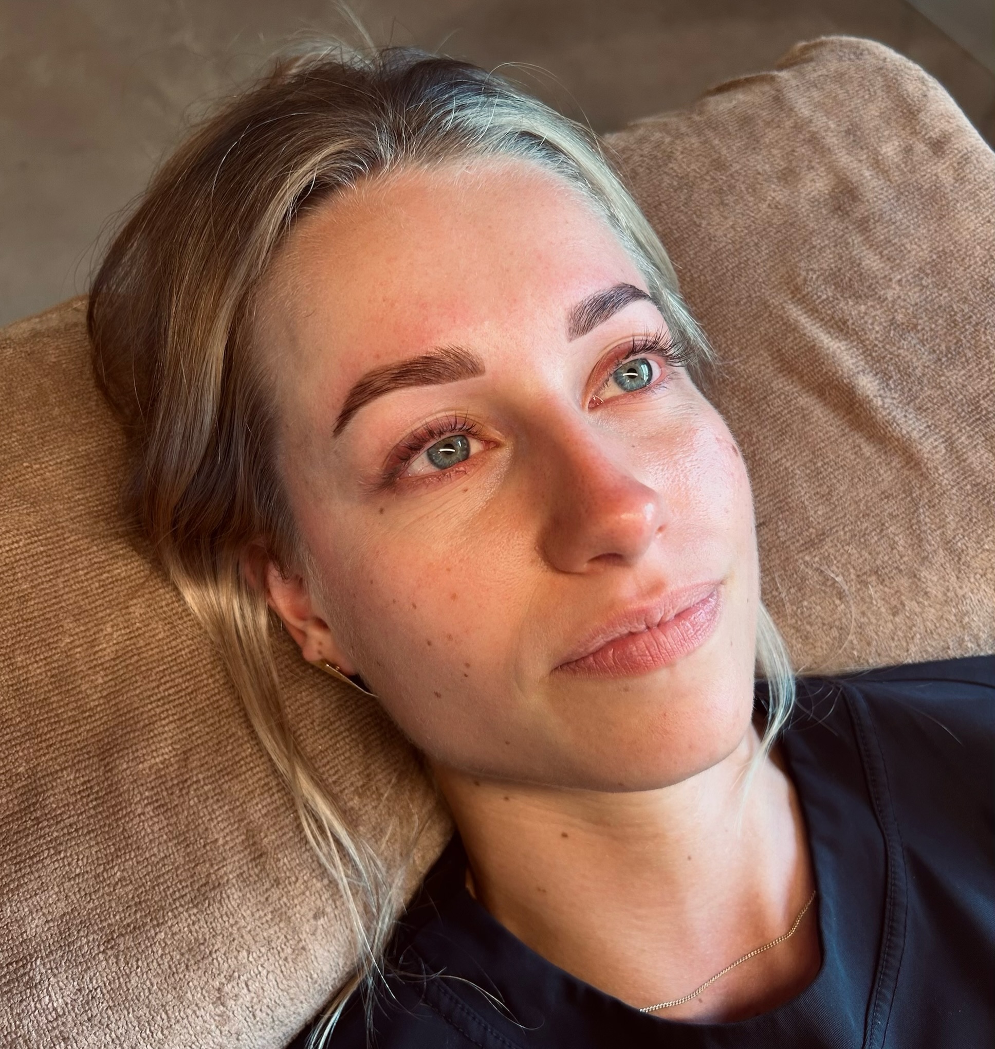 Klant met verzorgde brows en wimpers